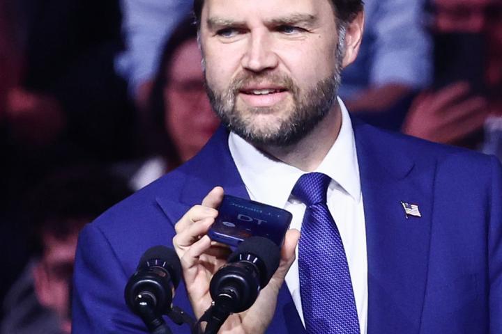 J. D. Vance utiliza un móvil durante un mitin