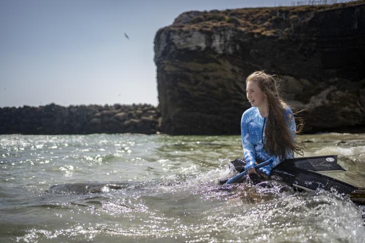 La activista ambiental Natalia Rodríguez Ruiz, embajadora del Pacto Europeo por el Clima, en Tarifa (Cádiz), en 2025.