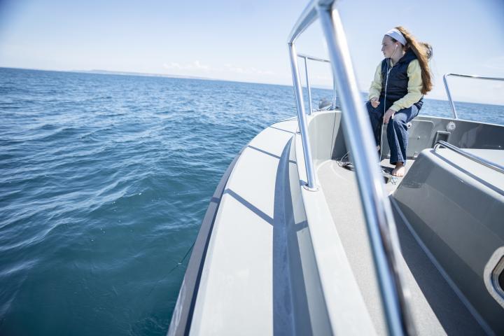 La activista ambiental Natalia Rodríguez Ruiz, usando un hidrófono en alta mar para detectar el nivel del ruido en el mar, en el estrecho de Gibraltar.