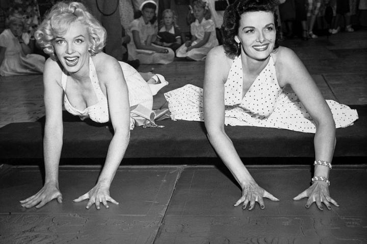 Marilyn Monroe y Jane Russell dejan sus huellas en el Paseo de la Fama de Hollywood, frente al Teatro Chino de Grauman