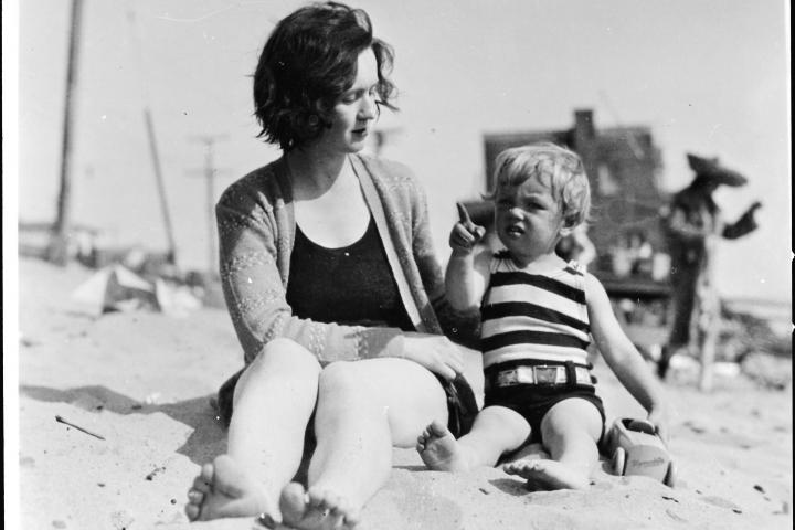 Norma Jeane Baker (Marilyn Monroe) en la playa cuando era pequeña junto a su madre, Gladys Baker
