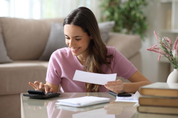 Una mujer revisa impuestos