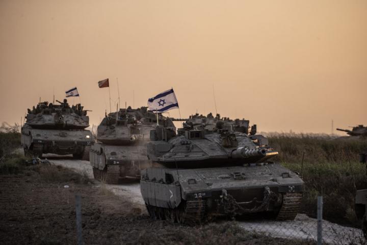 Tanques israelíes se mueven cerca de la frontera con Gaza (Palestina), el 12 de octubre de 2023.