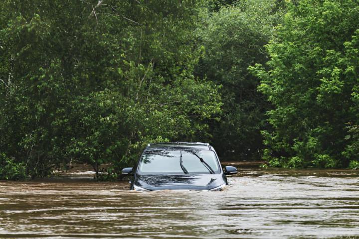 Un coche hundiéndose en un río