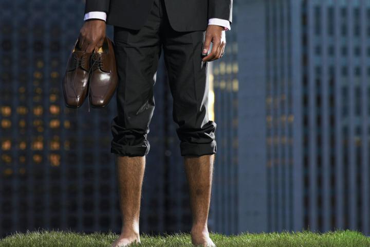 Un hombre en traje deja al descubierto sus piernas por el calor