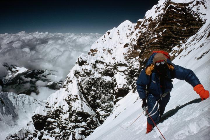 Un montañero escalando el monte Everest, en una imagen de archivo
