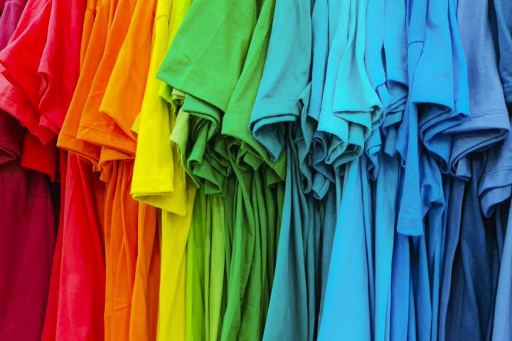 Varias camisetas de colores.