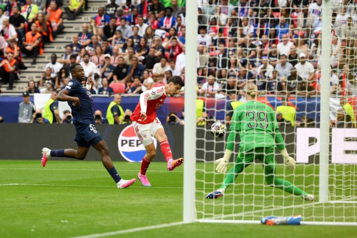 Kai Havertz, del Arsenal, anota el primer gol de su equipo durante la final de la Liga de Campeones de la UEFA 2026 entre el Paris Saint-Germain y el Arsenal FC. (Foto de David Ramos/Getty Images)