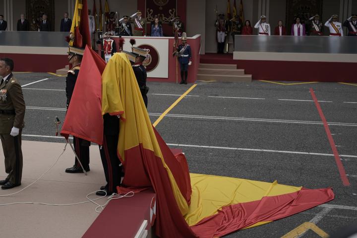 La bandera de España, tras caerse del mástil en el desfile de las Fuerzas Armadas, en Vigo (Pontevedra).