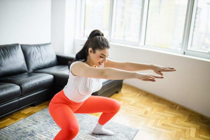 Mujer realizando ejercicio en casa.