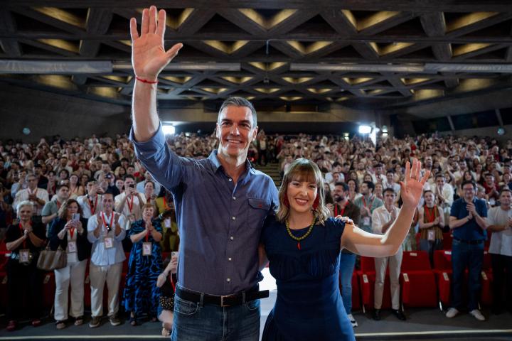 El presidente del Gobierno, Pedro Sánchez, junto a la secretaria general electa de Juventudes Socialistas de España, Aránzazu Figueroa.