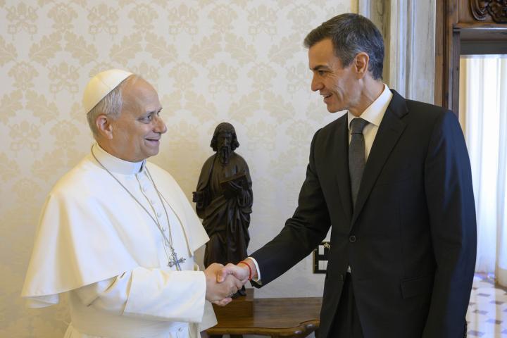 Foto de archivo del saludo del papa León XIV y Pedro Sánchez, el pasado miércoles.