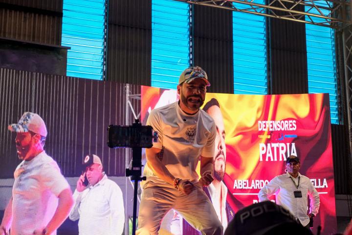 El abogado de ultraderecha y candidato presidencial Abelardo de la Espriella, bailando en la ciudad sureña de Popayán (Colombia), el 3 de mayo de 2026.