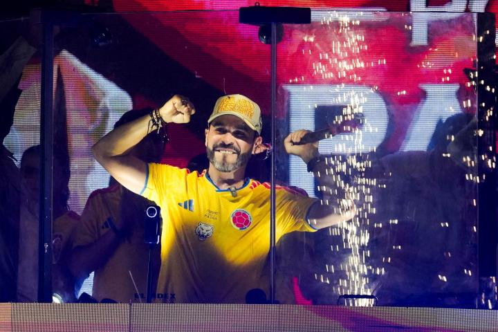 El candidato presidencial colombiano Abelardo De La Espriella, de Defensores de la Patria (ultraderecha), festeja su victoria en primera vuelta en Barranquilla, el 31 de mayo de 2026.