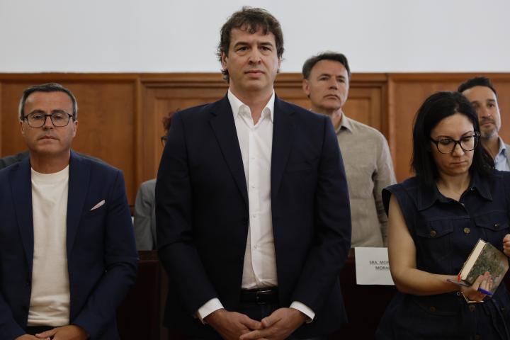 El hermano del presidente del gobierno David Sánchez y Miguel Ángel Gallardo, ex líder del PSOE extremeño, en la Audiencia pacense.