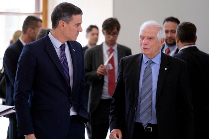 PRAGUE, CZECH REPUBLIC - OCTOBER 7: Spanish President of the government Pedro Sanchez Perez-Castejon (L) is talking with the EU Commissioner for Foreign Affairs and Security Policy - Vice President Josep Borrell (R) prior the start of an informal EU leaders summit in Prague Castel on October 7, 2022 in Prague, Czech Republic. EU leaders meets for a one day informal meeting in the Prague Castle (Praský hrad). (Photo by Thierry Monasse/Getty Images)