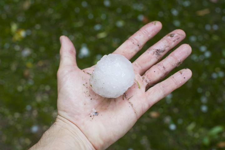 Granizo gigante de medida de 5 cm entre.