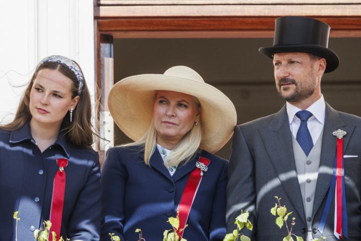 Haakon y Mette-Marit de Noruega y su hija Ingrid Alexandra de Noruega en el balcón del palacio real de Oslo en el Día Nacional de Noruega 2025