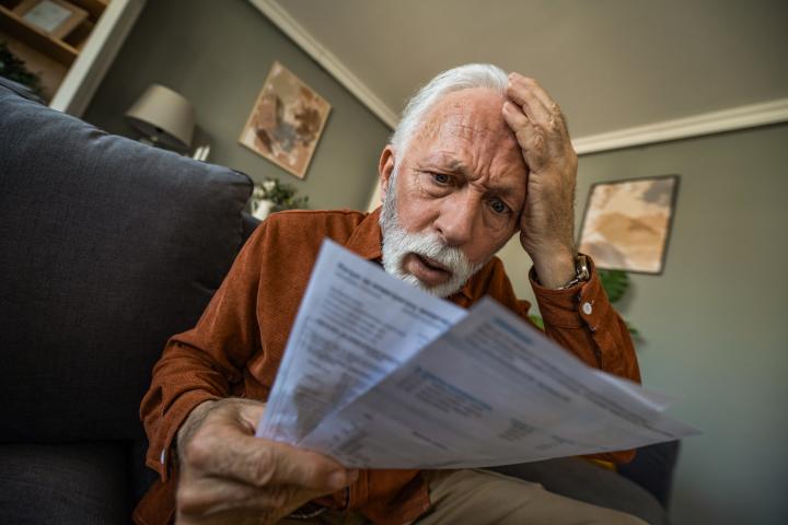 Tiene 87 años, se ha quedado viudo y un recibo del ayuntamiento de 315 euros ahora le exige pagar 35.000 euros al año: "Al principio piensas que falta una coma"
