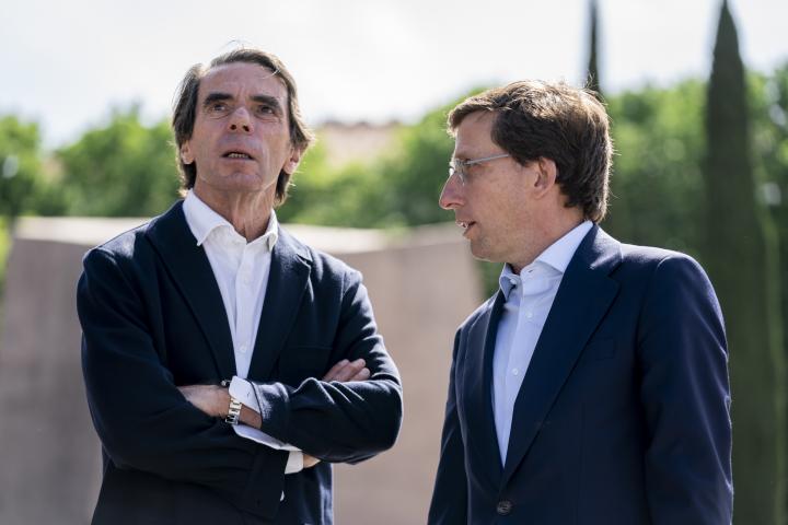 Imagen de archivo del expresidente del Gobierno José María Aznar y el alcalde madrileño, Jose Luis Martínez-Almeida.
