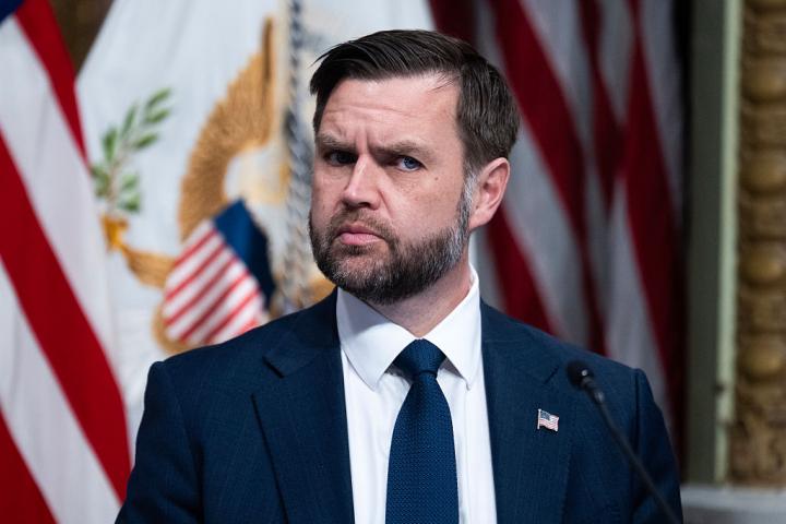 J. D. Vance, pensativo