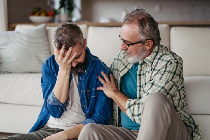 Padre e hijo preocupados