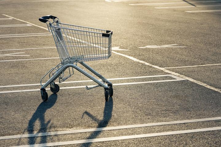 Un carro de la compra abandonado en un parking