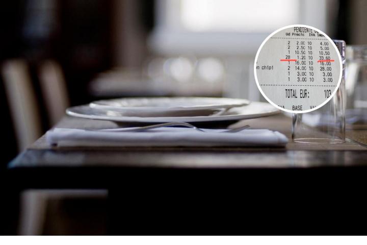 Un cliente pone una reclamación a un restaurante.