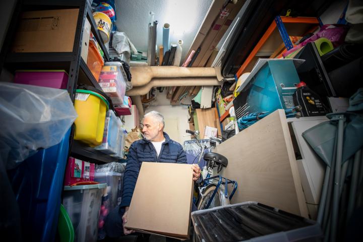 Un hombre organiza su trastero.