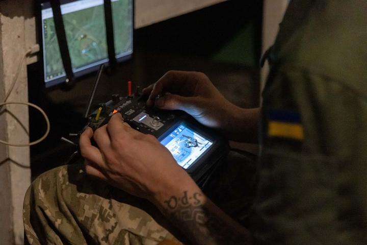Un técnico militar ucraniano pone a punto un interceptor de drones desde un refugio