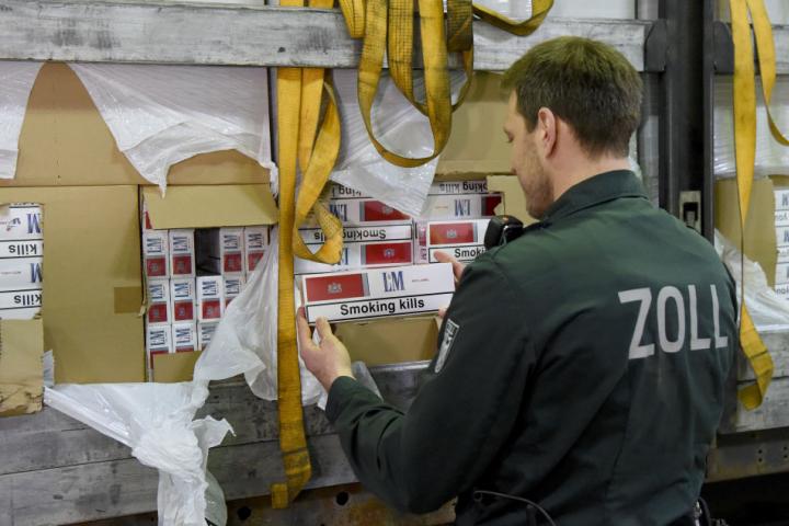Agentes de aduanas muestran una carga de tabaco ilegal localizada en un camión en las cercanías Meldsorf (Alemania), el 17 de marzo de 2017.