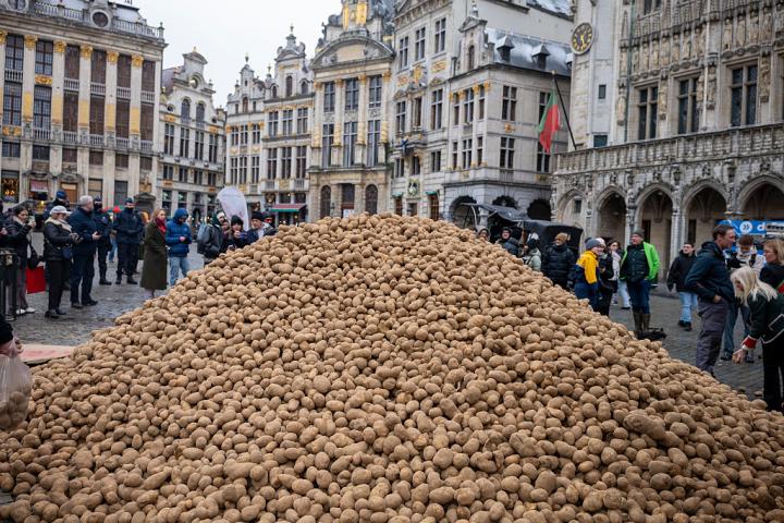 Agricultores de patatas belgas protestan en la Grand Place de Bruselas contra el pacto UE-Mercosur