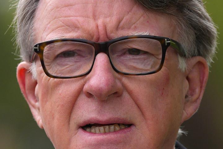 El exembajador del Reino Unido en Estados Unidos, Peter Mandelson, mientras sale a su perro por las calles de Londres, el 17 de abril de 2026.