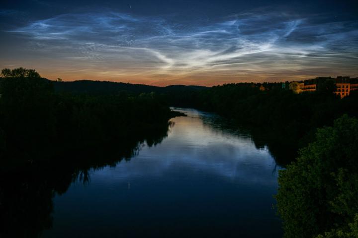 El fenómeno de las nubes noctilucentes sobre la ciudad de Vilnius, en Lituania, en junio de 2018.