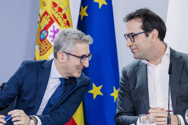 El ministro de Hacienda, Arcadi España, y el vicepresidente primero y ministro de Economía, Comercio y Empresa, Carlos Cuerpo, durante una rueda de prensa celebrada tras Consejo de Ministros