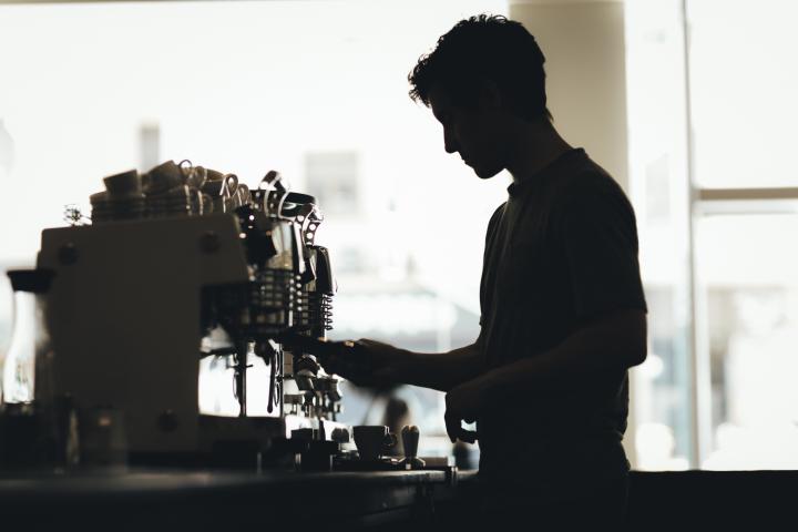 Imagen de un barista preparando un café.