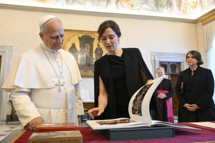 La presidenta madrileña, Isabel Díaz Ayuso, en audiencia con el papa León XIV.