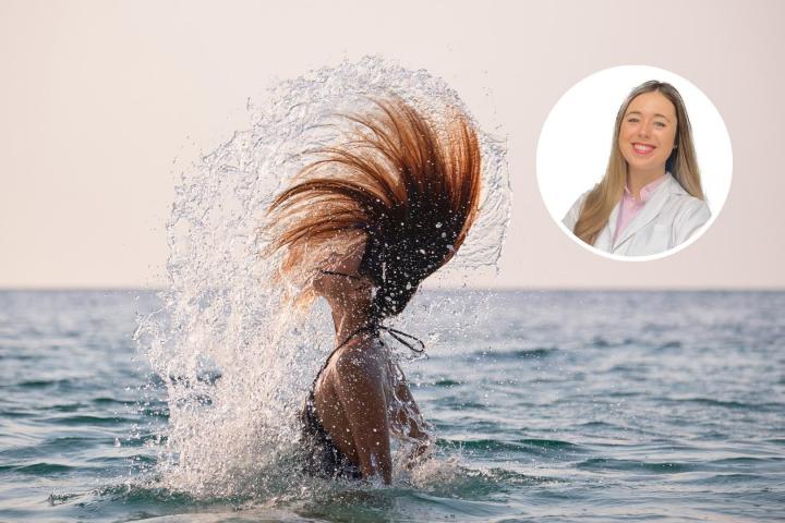 Leire Barrutia y una chica moviendo el pelo en el mar