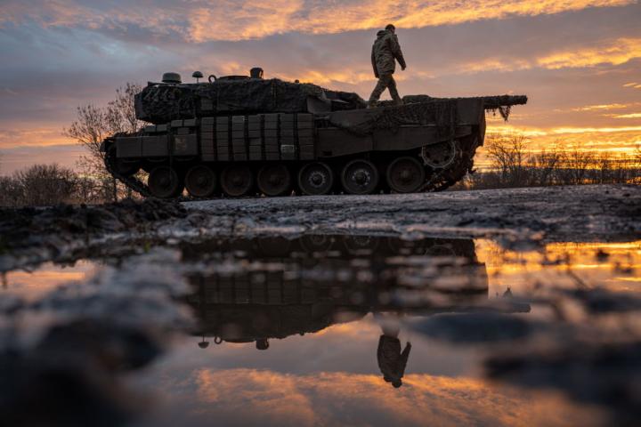 Un militar ucraniano, sobre un tanque en una imagen de archivo