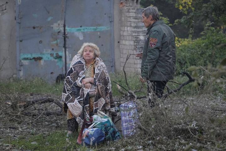 Una mujer aturdida por los ataques se sienta cerca de un edificio de apartamentos dañado durante un golpe con drones y misiles rusos en Dnipro (Ucrania), el 2 de junio de 2026.