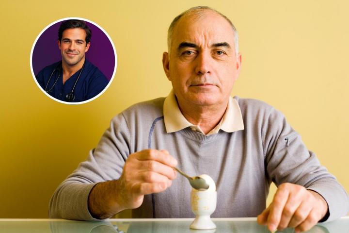 Aurelio Rojas y un señor mayor comiendo un huevo duro