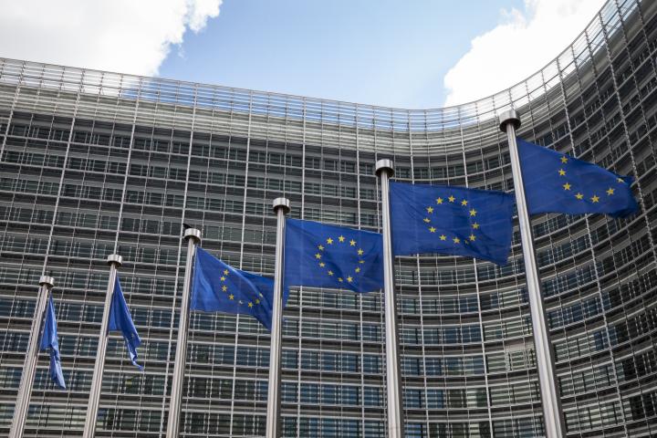 Bélgica, Bruselas, Comisión Europea, edificio Berlaymont, banderas europeas