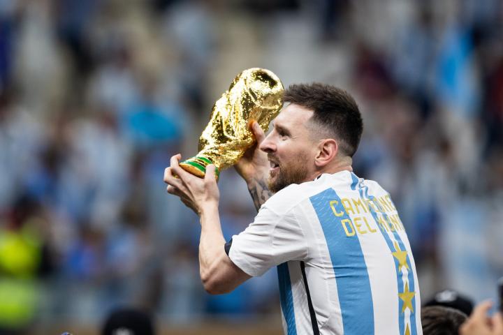 El futbolista Leo Messi, alzando la Copa del Mundo con la albiceleste.