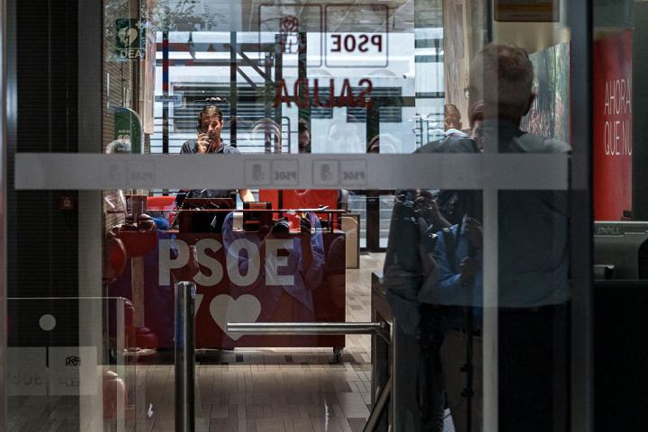 Interior de la sede del PSOE en Ferraz durante la intervención de la UCO