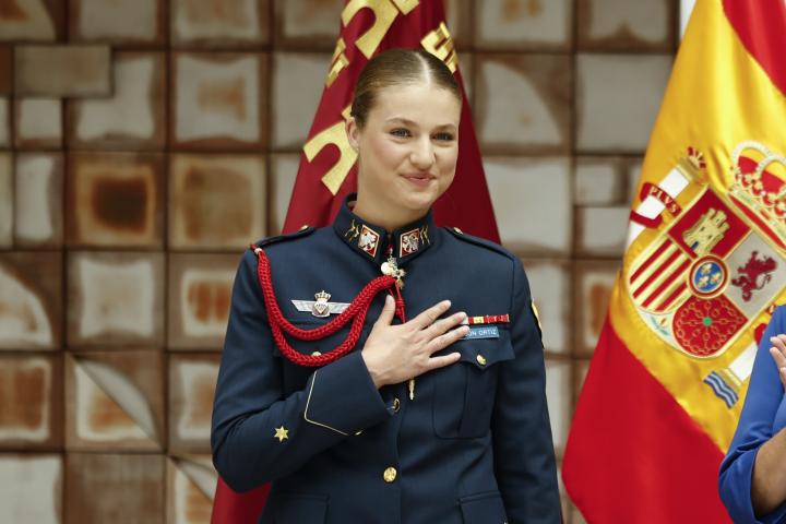 La princesa Leonor se lleva la mano al corazón tras recibir la Medalla de la Asamblea Regional de Murcia