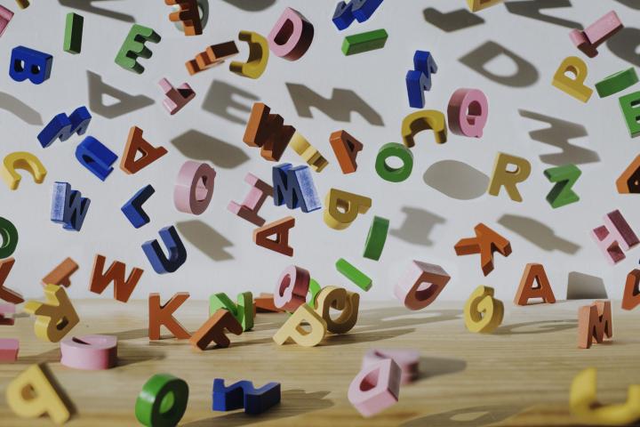 Letras de colores desordenadas