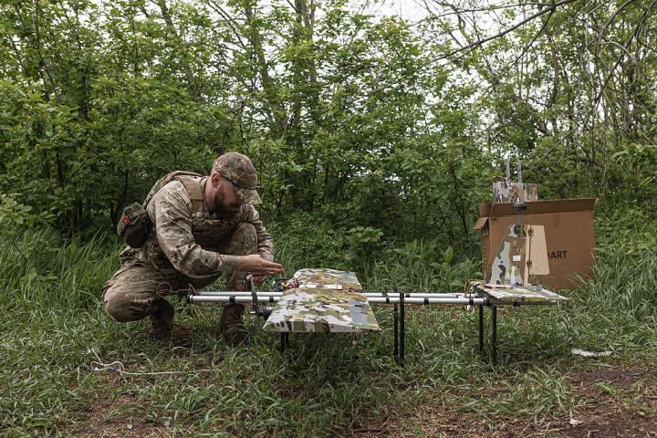 Un soldado ucraniano pone a punto un dron en la región de Donetsk