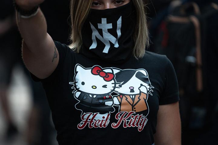 Una mujer, durante una manifestación organizada por un partido neofascista en Madrid
