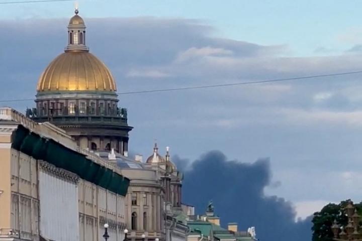 Vista de una columna de humo de un ataque ucraniano con drones sobre la ciudad rusa de San Petersburgo.