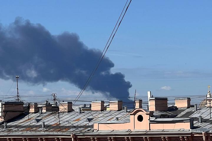 Columna de humo tras un ataque ucraniano en San Petersburgo (Rusia), el 3 de junio de 2026